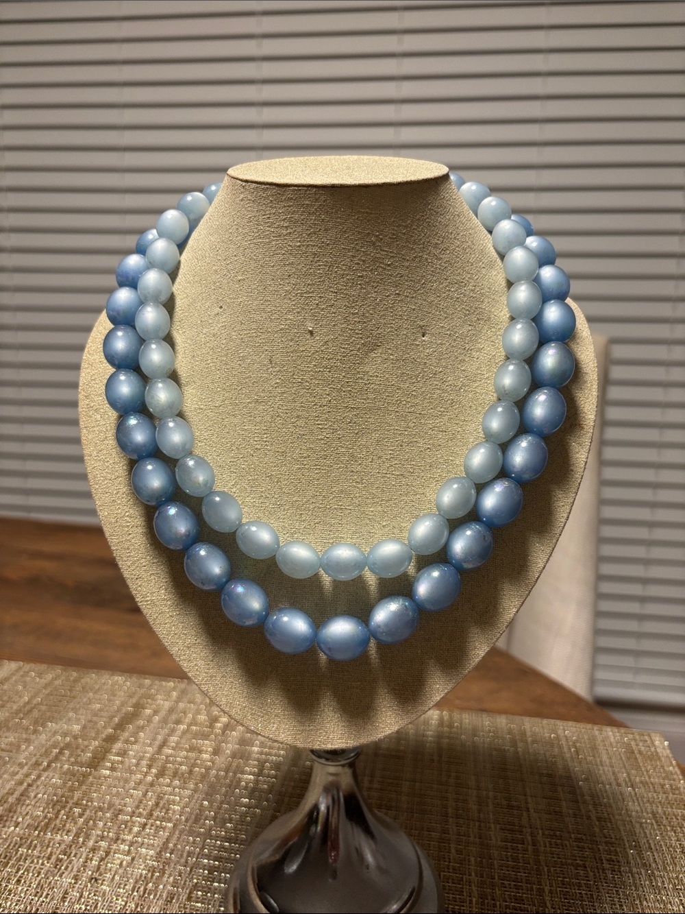 Vintage opalescent oval
Bead lucite necklace